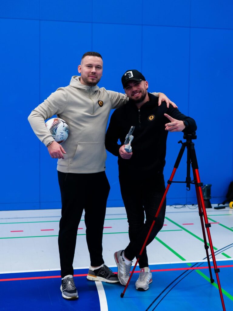 Mehr über den Artikel erfahren Hinter jeder starken Szene steht ein starker Mann.