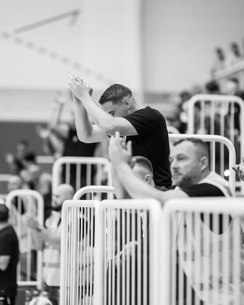 AFC Graz Futsal – Spieler jubelt und applaudiert am Spielfeldrand in der Halle