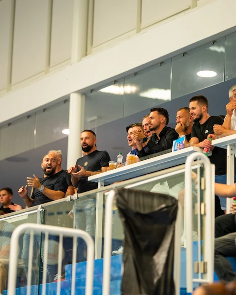 AFC Graz Futsal – Fans jubeln auf der Tribüne in der Halle