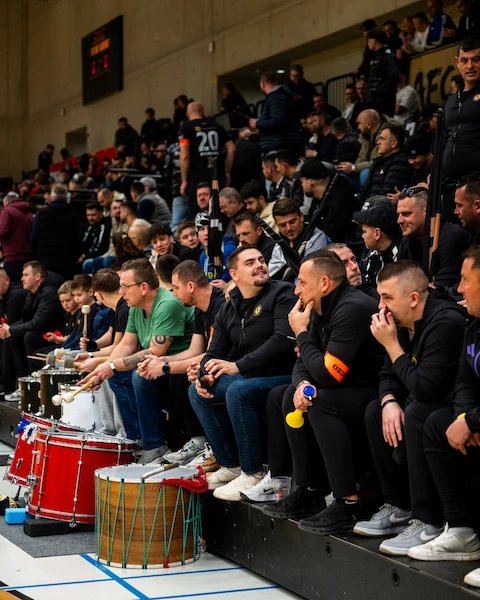AFC Graz Futsal – Fangruppe mit Trommeln unterstützt das Team in der Halle