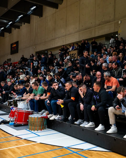AFC Graz Futsal – volle Tribüne mit Fans und Trommeln in der Halle