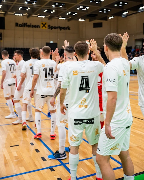 AFC Graz Futsal – Mannschaft klatscht sich vor dem Spiel im Raiffeisen Sportpark ab