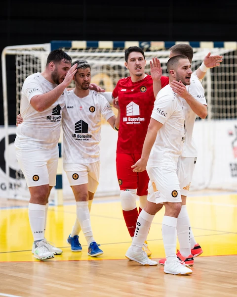 AFC Graz Futsal – Spieler bejubeln ein Tor auf dem Spielfeld